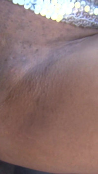 Gagică negresă țâțoasă futută în mașină și în aer liber în pov