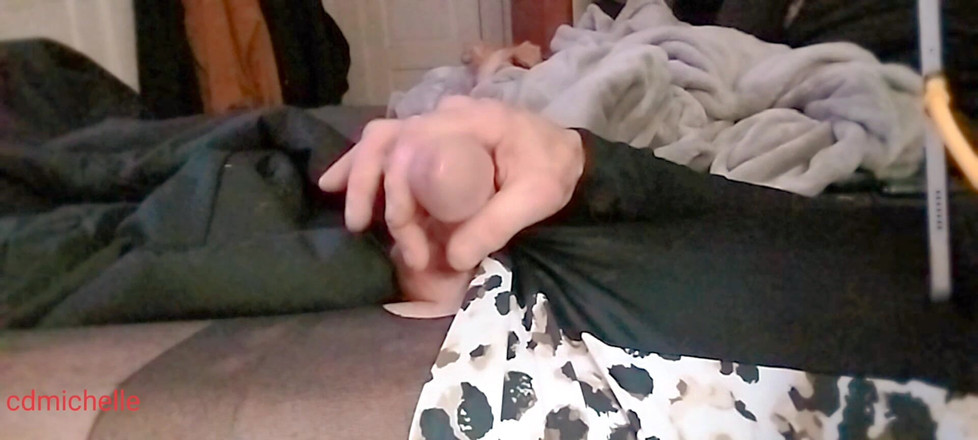 Feeling sexy today crosdressing: Cdmichelle purtând costum de elastan se masturbează