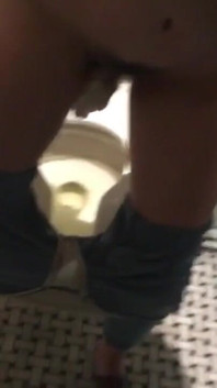 Compilation di pipì nel bagno bagnato