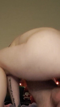 Weihnachts-blowjob. Hardcore-sex, abspritzen mit großem schwanz
