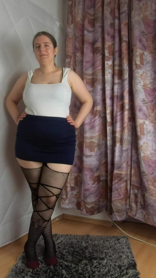 Lingerie Review: Skirt mini tumit dan stoking jala tidak ditapis