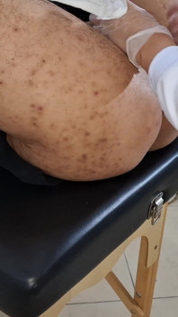 彼はもはや喜びを感じなくなったので泌尿器科医に行き、彼女は彼が来るまで彼女のストラップオンを彼に突き刺しました。
