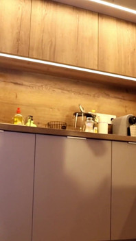Chica universitaria pelirroja caliente se quita las bragas debajo de su vestido apretado en la cocina