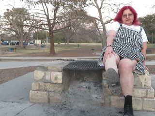 BBW nurse Vicki adventures with friends: 在公园里玩domme，从火中蹭蹭灰烬