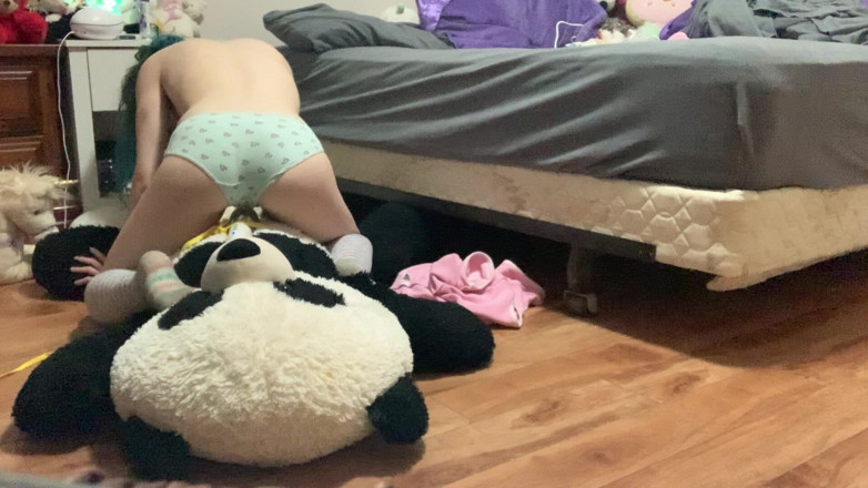 EmoDream1998: Orgazm olmak için plushie'yi sikiyor
