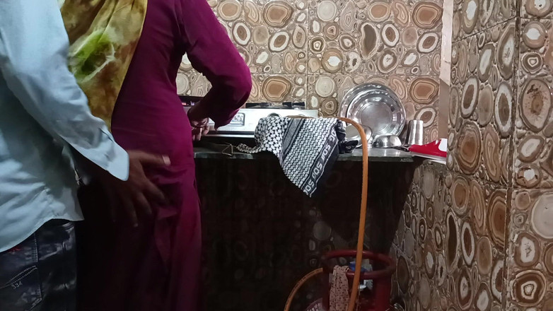 Bhabhi UP: Chodil(a) do školy Kitchen s kamarádovou manželkou dnes