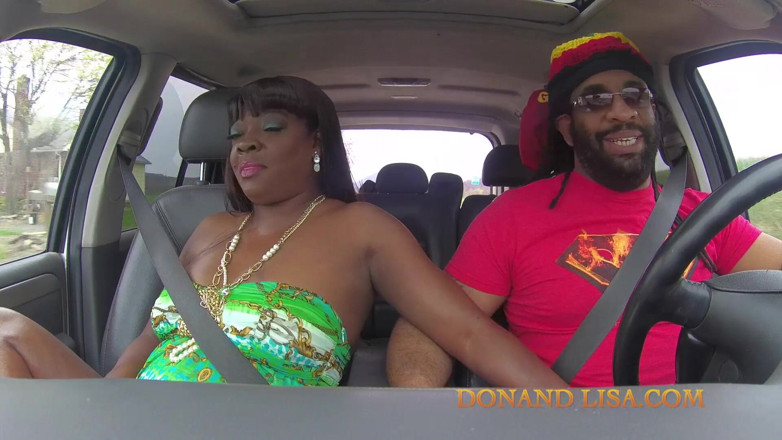Super Hot Films: Une MILF noire taille une pipe baveuse dans une voiture