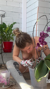 Un giardiniere nudo pianta fiori e piace ai vicini con il suo aspetto