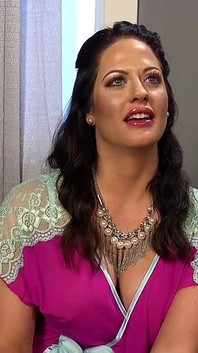 Gorąca milf żona gangbanged i glazed przez przyjaciół męża!