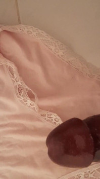 Elle se branle sur sa culotte, partie 1