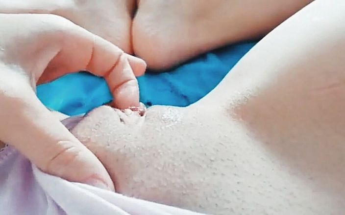 Karlos: Bawię się w moją cipkę.