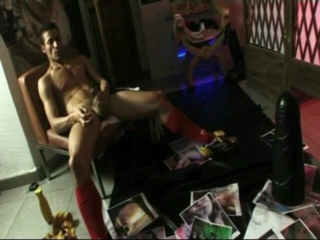 Sneaker gay: Cruising fetish sex with piss