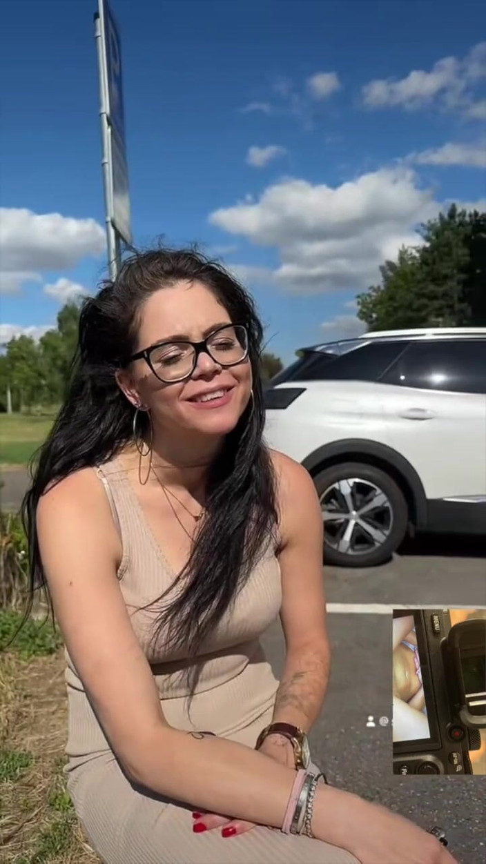 Shione Cooper: Fumând afară în ochelarii mei și jogging