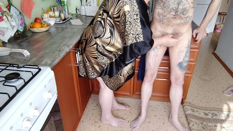 Zona901: Compañero de cuarto masturba mi polla en la cocina