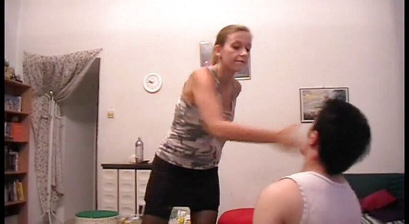 Femdom Austria: 奴隶在脸上被吐口水