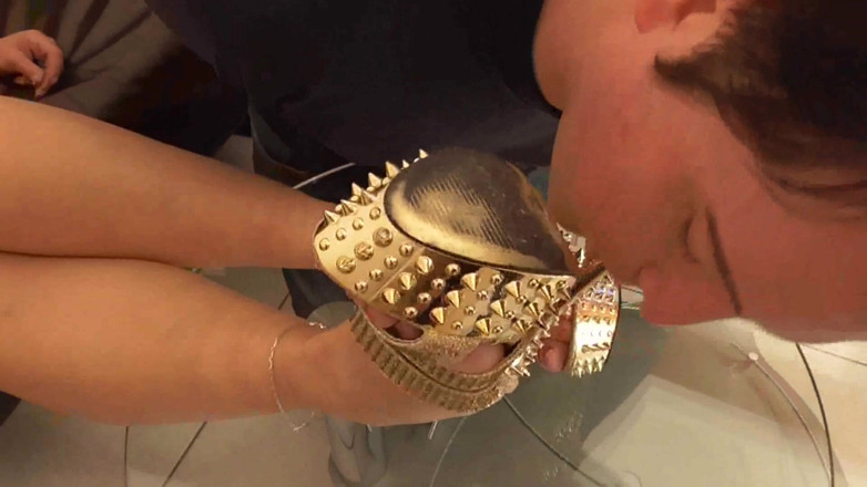 Foot Girls: Mestra deixa seu escravo lamber seus sapatos dourados