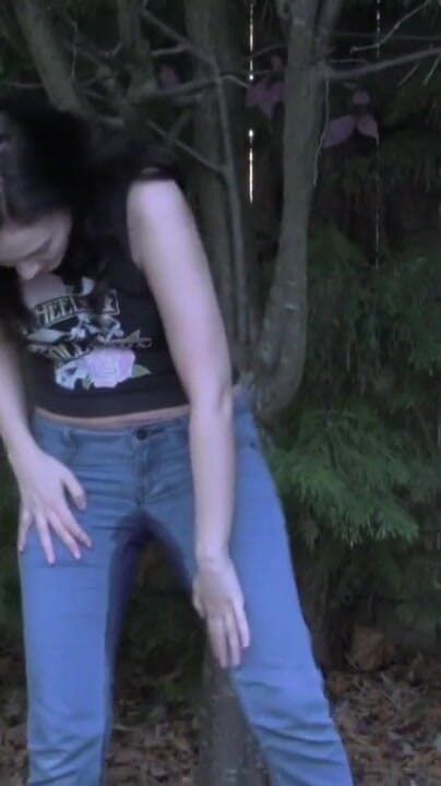 Her Kink UK: Làm ướt quần jean trong vườn