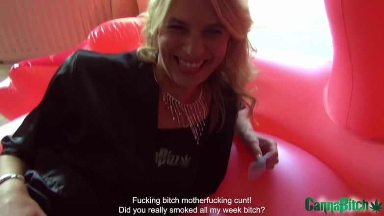 Cumbizz: Blond milf uwielbia głębokie gardło BBC