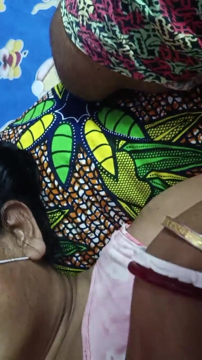 bengalihousewife: 印度孟加拉家庭主妇在休息时间吮吸鸡巴