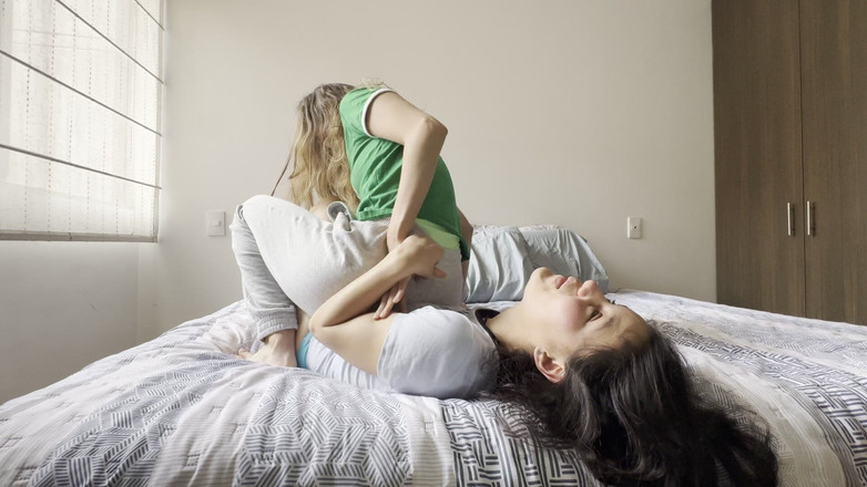 scarlettandc: Luptă cu femei cu gâdilare și muncă cu picioarele