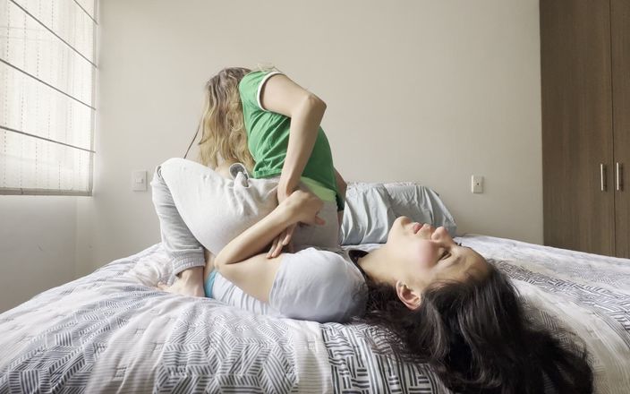 scarlettandc: Luptă cu femei cu gâdilare și muncă cu picioarele