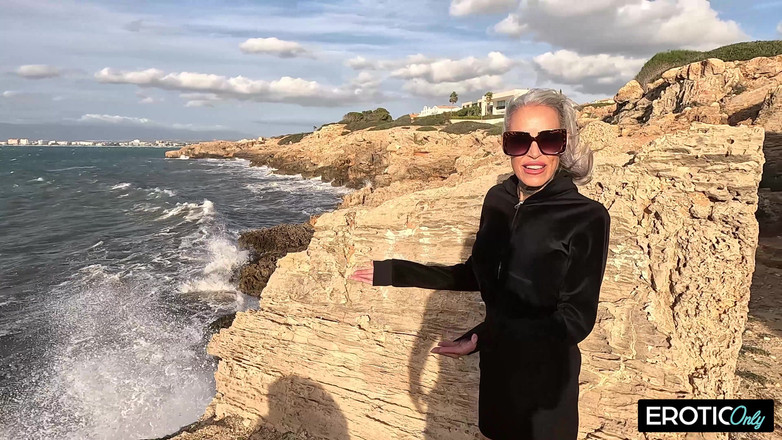 EroticOnlyClips: Getatoeëerde blonde milf geniet van wilde seks in de buitenlucht...