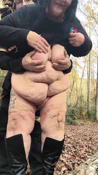 Lap dance en el bosque tiene su polla dura