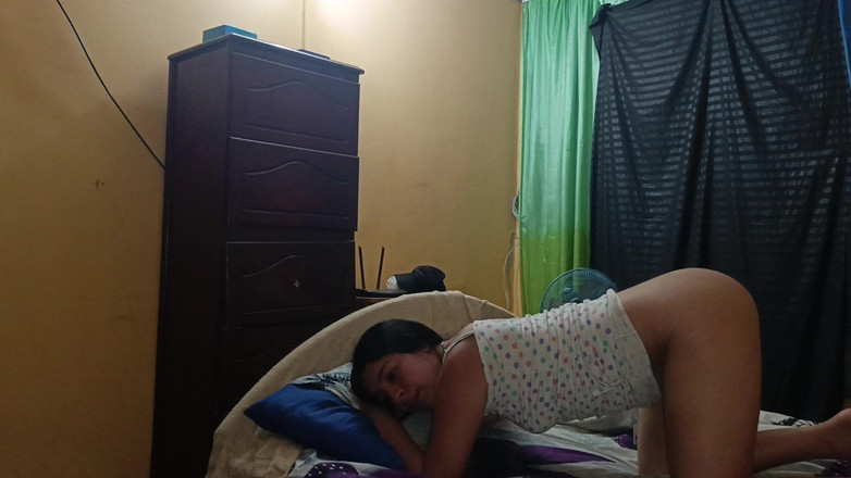 Artemisa74: Ibu tiri kolombiaku memanggilku ke kamarnya untuk nyepong kontolku dan...