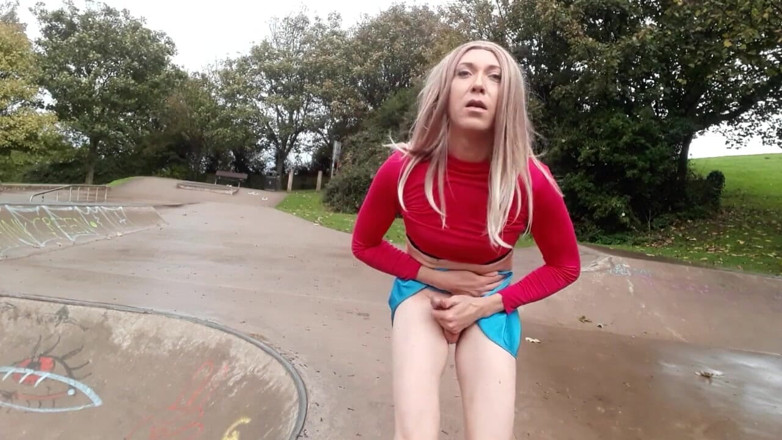 The Midnight Minx: Skate park flashing and wanking