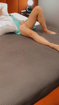 Azgın orta yaşlı seksi kadın yatak odasında eteğin altında orgazm oluyor