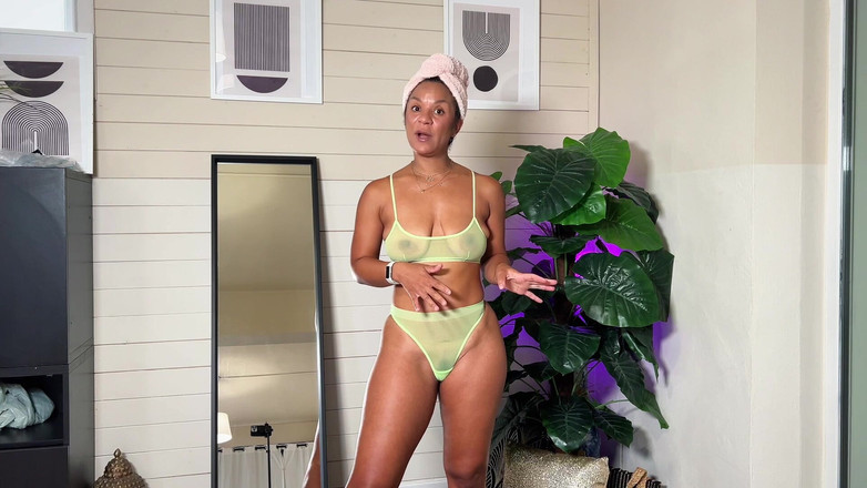 Miss Fluo: Vyzkoušejte průhledné spodní prádlo pro černou milfku