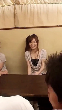 Swinger sex orgia z drobnymi azjatyckimi nastolatkami w japońskim klubie