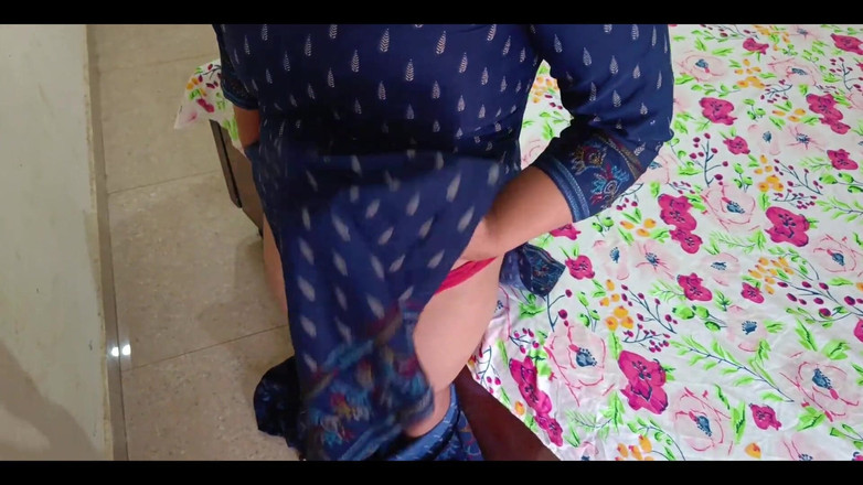 YOURAMRITA04: Une femme au foyer sexy de 21 ans reçoit sa première...