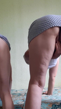 Dua teman wanita pancut gaya doggy dengan keras