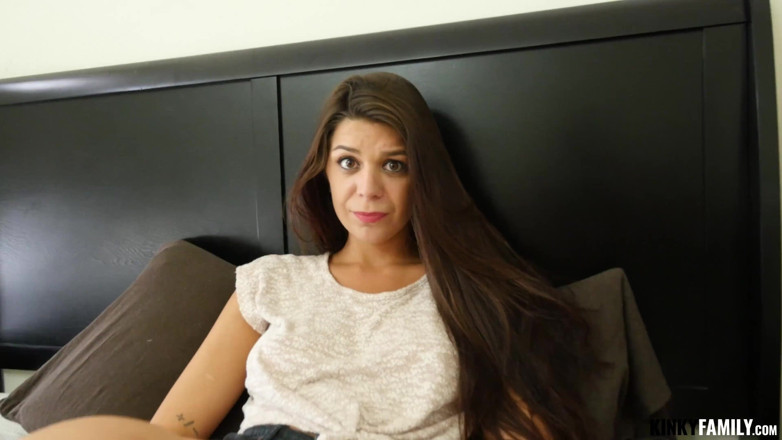 Kinky Family: Îmi consolez sora vitregă cu sex