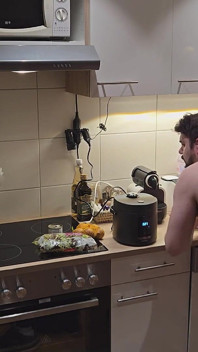 부엌에서 상호 오럴 후 맨발로 따먹히는 호기심 많은 남자 스티븐