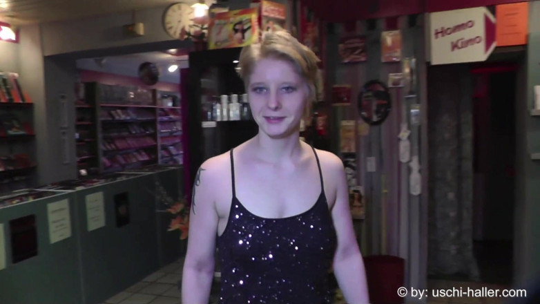 Club Express: Sonja Sweet Taille Une Pipe Dans Un Cinéma Porno Allemand