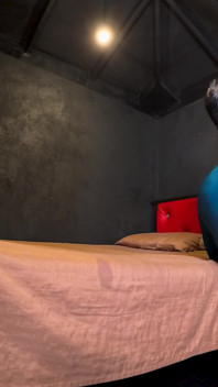 Sexy königin nilmini sheron mit großem hintern, heiße körperfarbe &2 große gurken spielen volles video