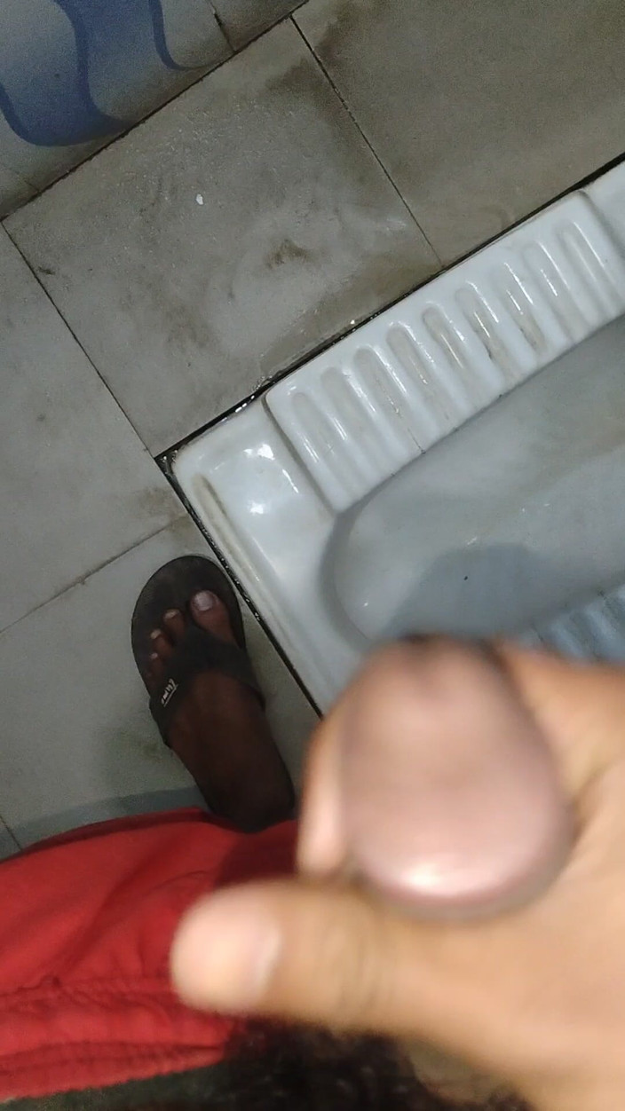 Adi T: Un tip sexy și-a masat penisul cu mâna.