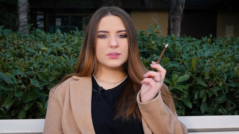 Russian Smokers: Russisches mädchen verbringt ihre mittagspause, rauchen 1