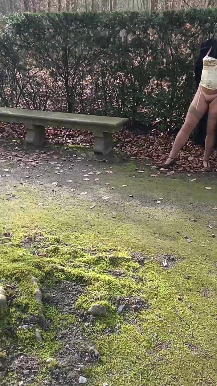 Mike Vonberg: My Muslim Girlfriend Shows Her Pussy Outside in the Park.