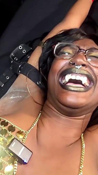 Reality upír lechtá Aki Kim a Jay Begs Mercy 2x v Exxxotica, zatímco gang lechtá