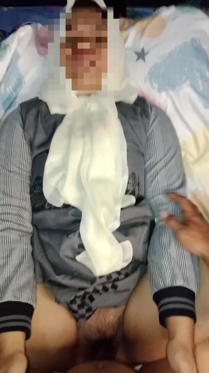 AlexisAir: Bölüm 3 amatör video tesettürlü üvey anne genç bir kızla seks yapıyor