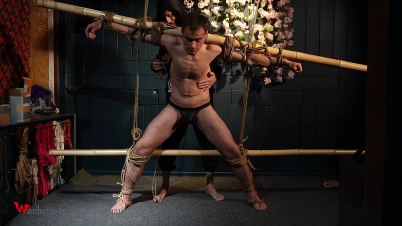 Wanheldvig: Mooie Zeus Vastgebonden Met Jute Touwen Shibari Elegantie In Machteloze...