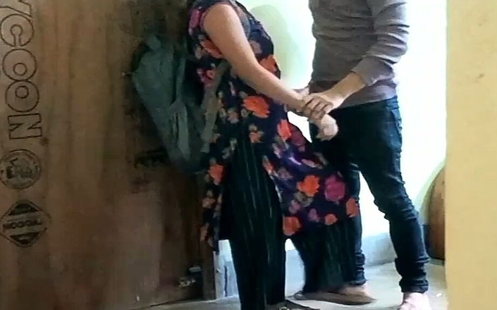 Fantacycutting: Dívka má sex se svým přítelem při výuce