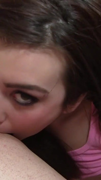 Goteando leche en la cara de Ahegao - puta madura pide más