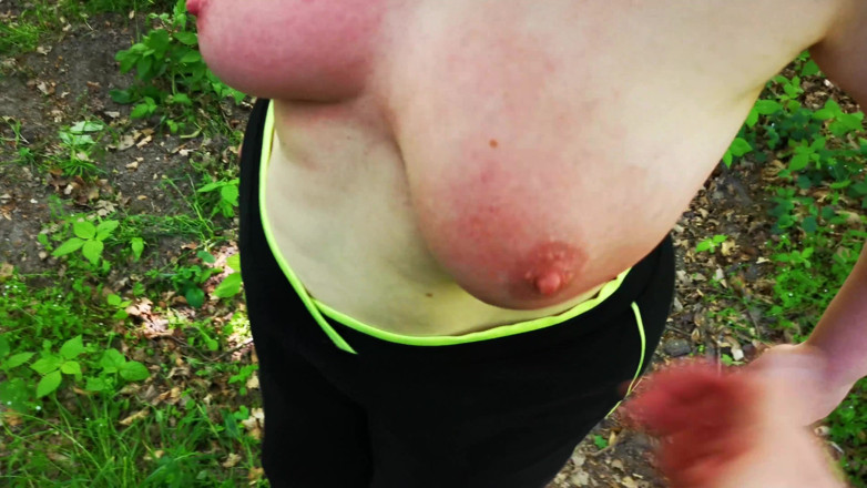 Bouncy Tits Action: Použila její prsa v lese