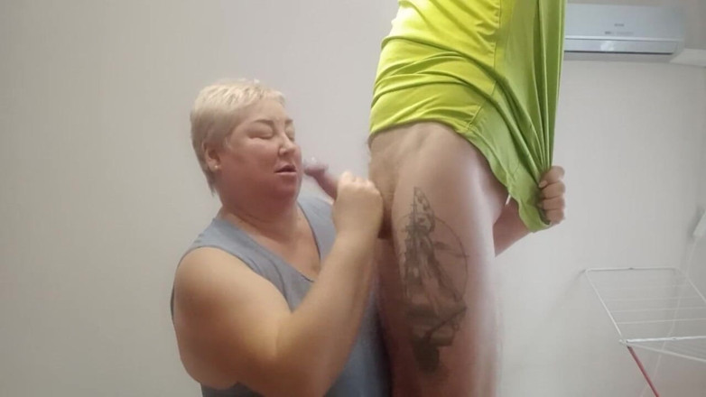 Zona901: Rewarded with a blowjob with an electrician