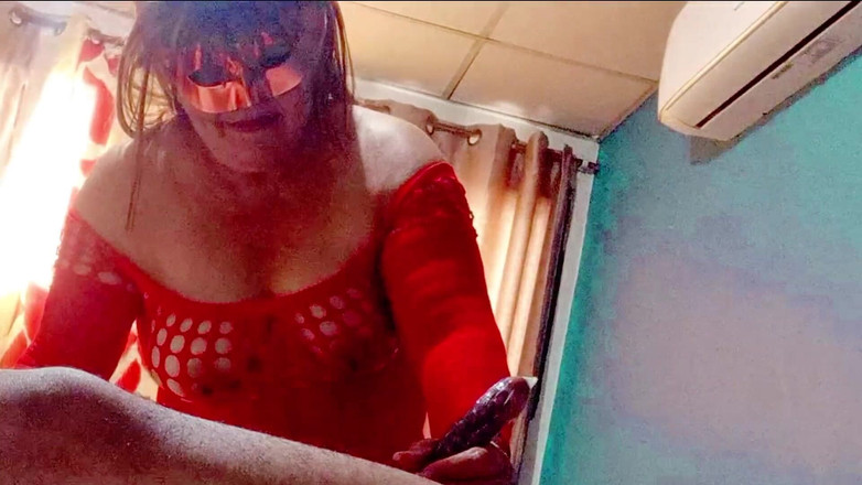 Sofixxx: MILF meletakkan kondom pada saya supaya saya boleh mengongkeknya, tetapi...