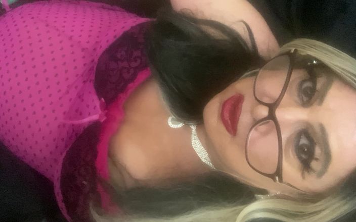 Krissy Sweets: Krissy Sweets sử dụng vòng cu và đồ chơi hậu môn
